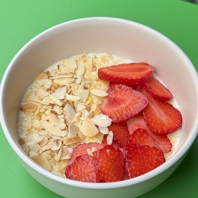 Каша пшенная с сезонными ягодами, лепестками миндаля в Сельдерей по цене 390 ₽