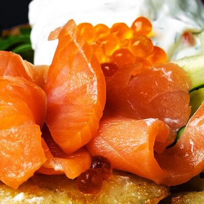 Драники с лососем, сливочным кремом и икройв Метро Cafe по цене 539 ₽