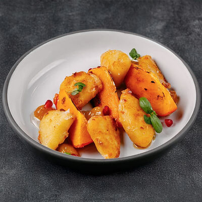 Жареный сыр сулугуни с соусом из белой черешни и сезонной ягодой в Бумбараш по цене 585 ₽