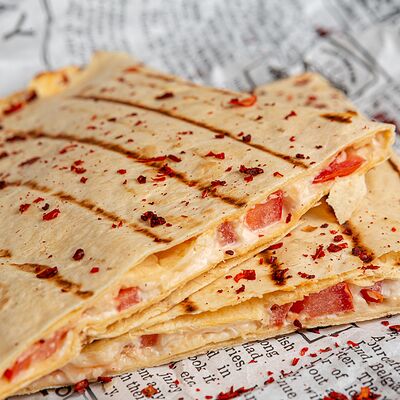 Кесадилья с курицей в Бар-гриль KOSTER по цене 430 ₽