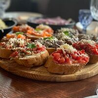 Брускетта сливочная с кусочками нежного лосося в Madera de arce