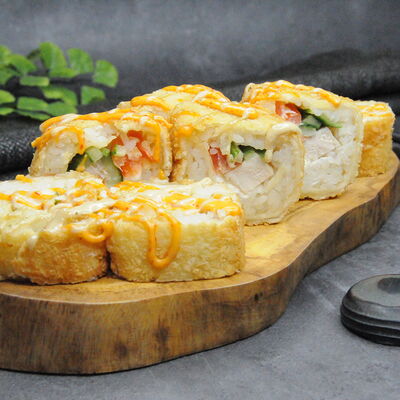 Жареный ролл Цезарь Биг в 7Sushi по цене 469 ₽