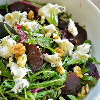 Салат со свеклой, сыром и рукколой в Едалия