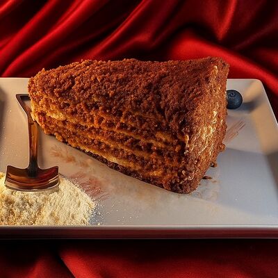 Медовик в Mokka Lounge по цене 580 ₽