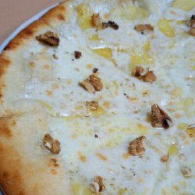 Пицца с голубым сыром и грушей в Oasis по цене 770 ₽