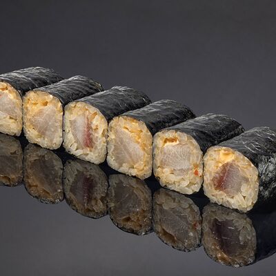 Ролл с Шима-аджи в остром соусе в Bluefin по цене 2890 ₽