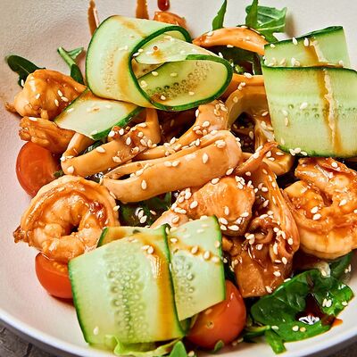 Салат с морепродуктами и соусом унаги в JAGGER по цене 1430 ₽