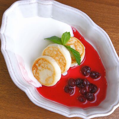 Сырники со сметаной и вишневым вареньем в Red Cup iMall по цене 460 ₽