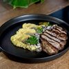 Стейк из cвинoй шеи с грибным соусом и картофельным пюре в Гриль-бар Бикью по цене 840