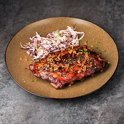 Свиные ребра в перечном соусе с салатом коул-слоув Эндорфин по цене 910 ₽