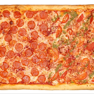 Пицца Пеперони, ветчина с соусом песто 2 вкуса Макси в Синьора по цене 1280 ₽