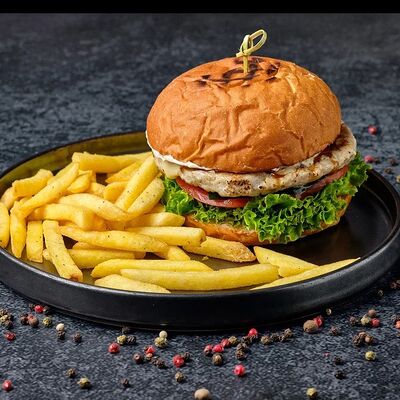 Бургер с битыми огурцами и перечным соусом в Mesto Sushi & Grill по цене 690