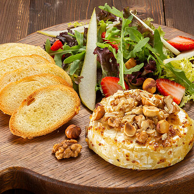 Сыр камамбер с фруктовым салатом в Колбасофф по цене 720