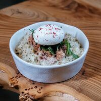 Зеленая греча с индейкой, яйцом пашот и песто в Wine.Talks.Food