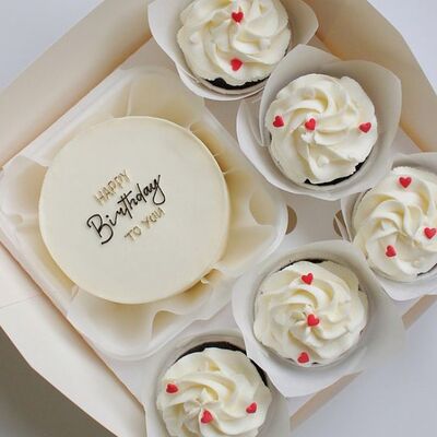 Бенто торт и 5 капкейков-тортиков в стаканчике для мужа, сердечки на капкейкахв О! Тортик по цене 3990 ₽