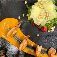 Салат с креветками и руколой в Lemongrass