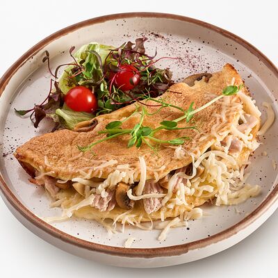 Нежный омлет с куриной грудкой и грибами в Конор по цене 460 ₽