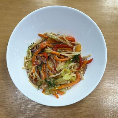 Лапша Wok с овощами в Тревеллерс кофе по цене 379 ₽
