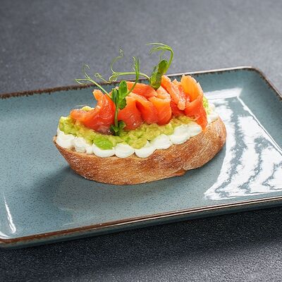 Брускетта с лососем и авокадо в Lafa Lounge по цене 560 ₽