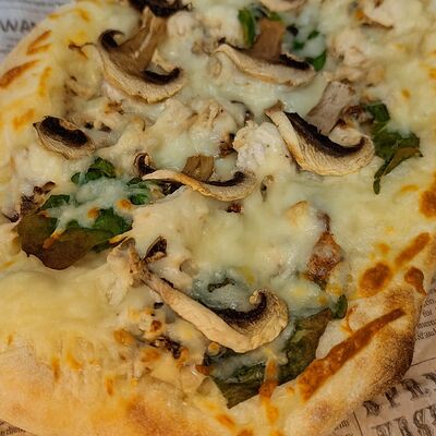 Цыпленок с грибами (20х30 см) в Сметанин Пицца по цене 750 ₽