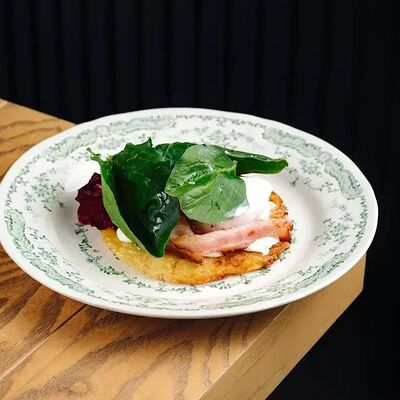 Драник с беконом и яйцом пашот в Мона по цене 900 ₽