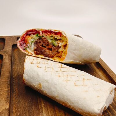 Шаурма с люля-кебабом из говядины в Bizon Grill Café по цене 715 ₽