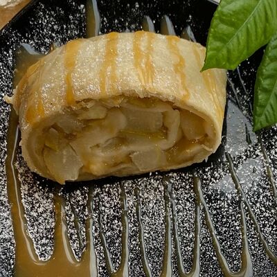 Штрудель с фруктовой начинкой в Кофе-Тюр по цене 371 ₽