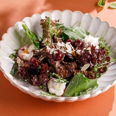 Салат с куриной печенью и вишней в Кукумбер по цене 590 ₽