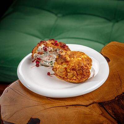 Шу с муссом из лосося и крем-чиз в Smoky Rabbits Chillout Bar по цене 550 ₽