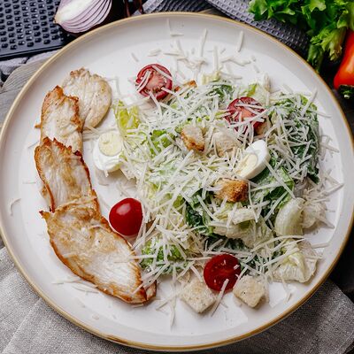 Салат Цезарь с курицей (я) в Бургари по цене 650 ₽