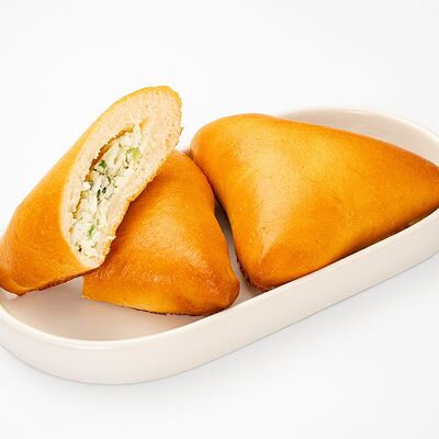 Пирожок печеный с яйцом и зеленым луком 2 шт. в Болтушка кулинария-кондитерская по цене 150 ₽