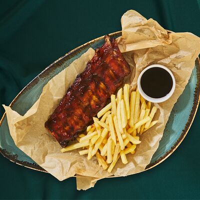 Рёбрышки барбекю по-азиатски с картофелем фри в Бали по цене 950 ₽