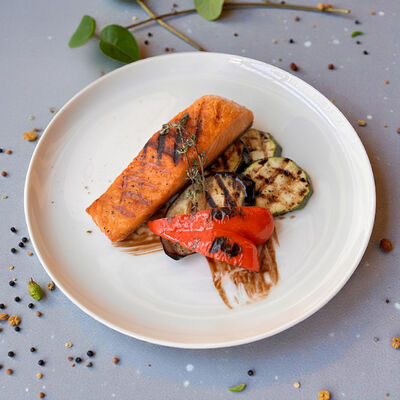 Стейк из лосося с овощами в В Питере пить по цене 1705 ₽