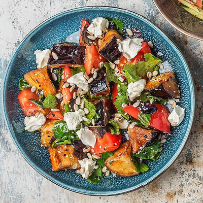 Теплый салат с хрустящими баклажанами в Двор Помидор по цене 560