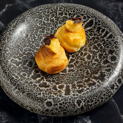 Профитроли со щучьей икрой в Picasso по цене 850 ₽