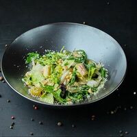 Салат с кальмаром и артишоками в Mesto Sushi & Grill