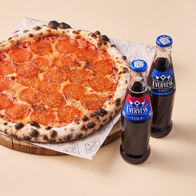 Пицца пепперони с напитками Эвервесс Кола 250 мл и Эвервесс Кола без сахара 250 мл в Сыроварня по цене 1690 ₽