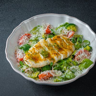 Салат с кальмаром гриль в Florentini City Café по цене 950 ₽
