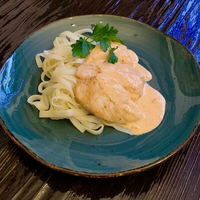 Филе птицы, обжаренное на гриле, соус из сливок и перца, пшеничная лапша в Длинный нос по цене 370 ₽