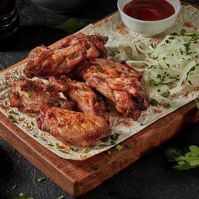 Шашлык из острых куриных крылышек в #наУГЛЯХ по цене 540 ₽