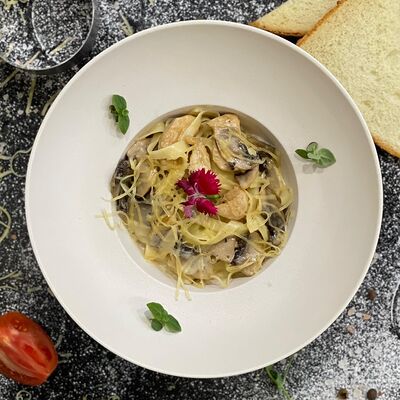 Феттучини с курицей и грибами в Cake bakery по цене 675 ₽