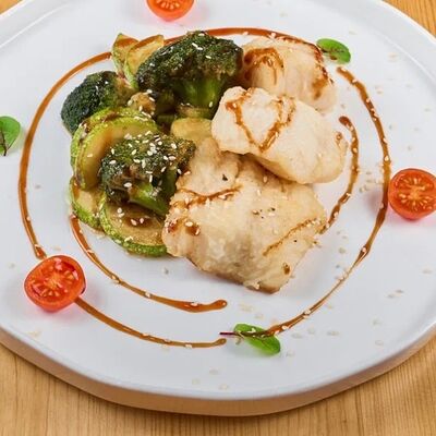 Треска с овощами в 4 сыра по цене 1015 ₽