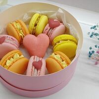  Ассорти макарон с сердечками на день Влюблённых в Katicake