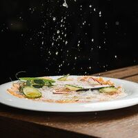 Карпаччо из лосося с кунжутно-апельсиновой заправкой понзу и зеленым маслом в Премьера