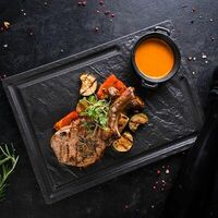 Свиная отбивная с пряными овощами и соусом мохо рохов Catch