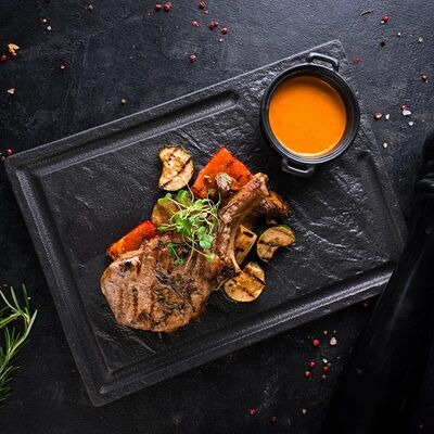 Свиная отбивная с пряными овощами и соусом мохо рохов Catch по цене 42 р.