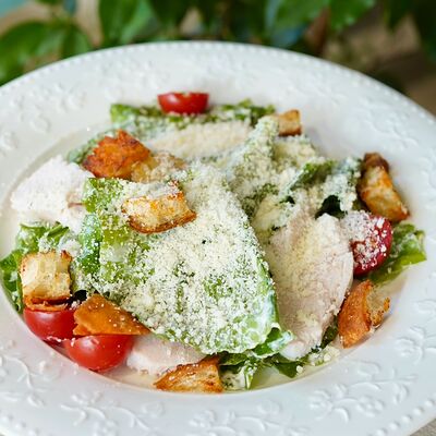 Цезарь с курицей в Hello olivia по цене 660 ₽