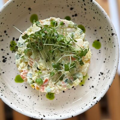 Оливье с цыпленкомв En Ferio по цене 210 ₽