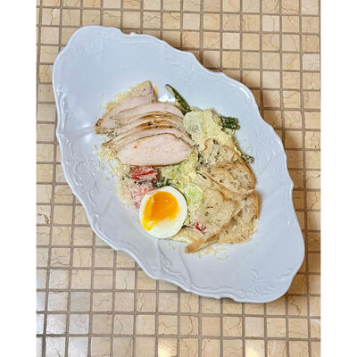 Салат с курицей сувид и соусом Цезарь в Мари по цене 590 ₽