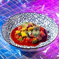 Тартар тунец с авокадо и соусом севичев Gojira ramen